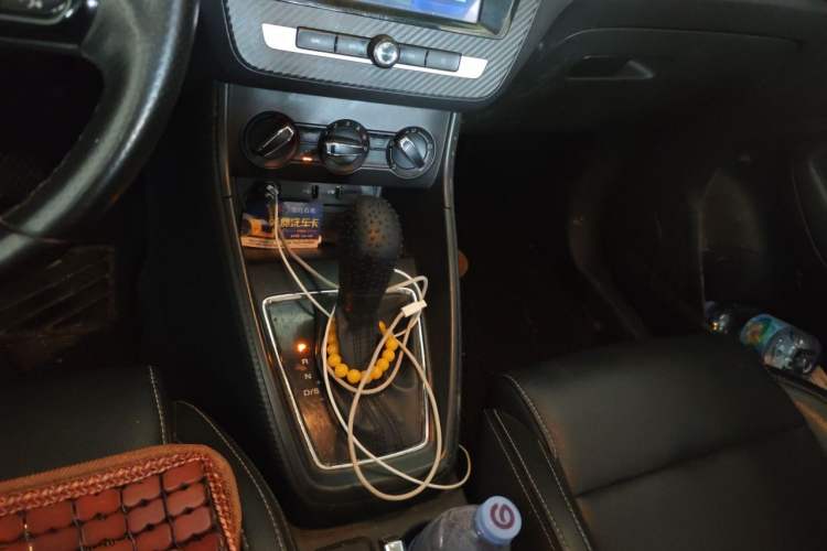 Used MG ZS 2017 1.5L Automatic Luxury Edition Gear Lever