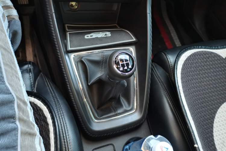 Used MG ZS 2017 1.5L Manual Fashion Edition Gear Lever
