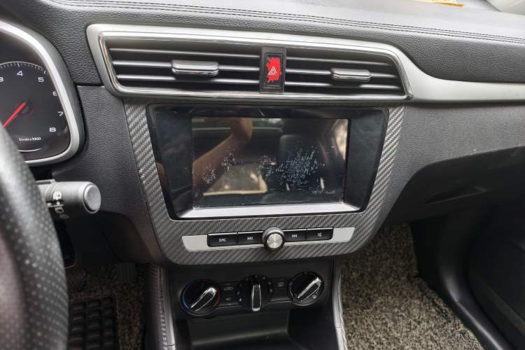 Used MG ZS 2017 1.5L Manual Luxury Edition Interior 3