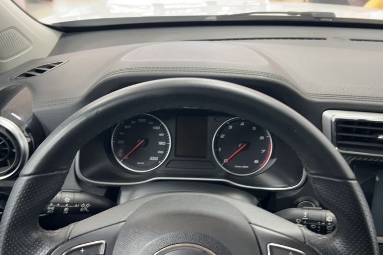 Used MG ZS 2017 1.5L Automatic Luxury Internet Edition Interior 5