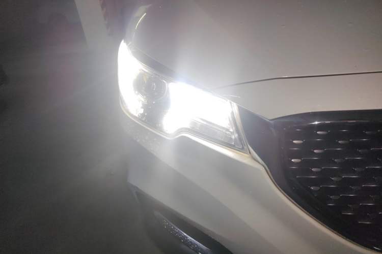 Used MG ZS 2017 1.5L Automatic Luxury Edition Right Front Headlight