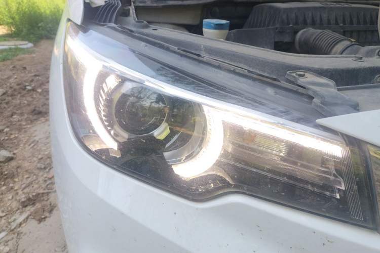 Used MG ZS 2017 1.5L Automatic Luxury Edition Right Front Headlight