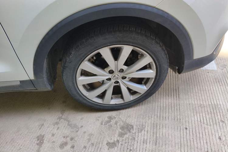 Used MG ZS 2017 1.5L Automatic Luxury Edition Right Front Wheel Hub