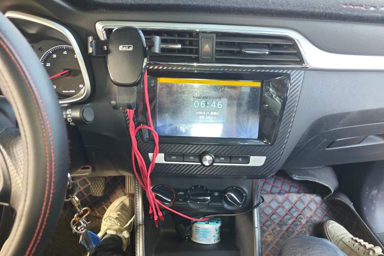 Used MG ZS 2018 1.5L Manual 65-inch Giant-Screen Sunroof Version China V Standard Audio And AC Panel
