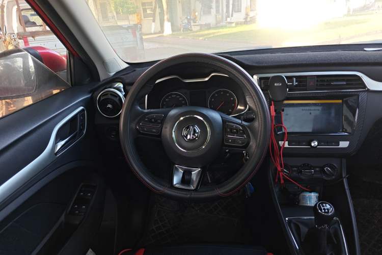 Used MG ZS 2018 1.5L Manual 65-inch Giant-Screen Sunroof Version China V Standard Steering Wheel