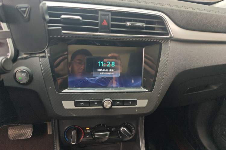 Used MG ZS 2018 1.5L Automatic Luxury Edition China V Standard Audio And AC Panel