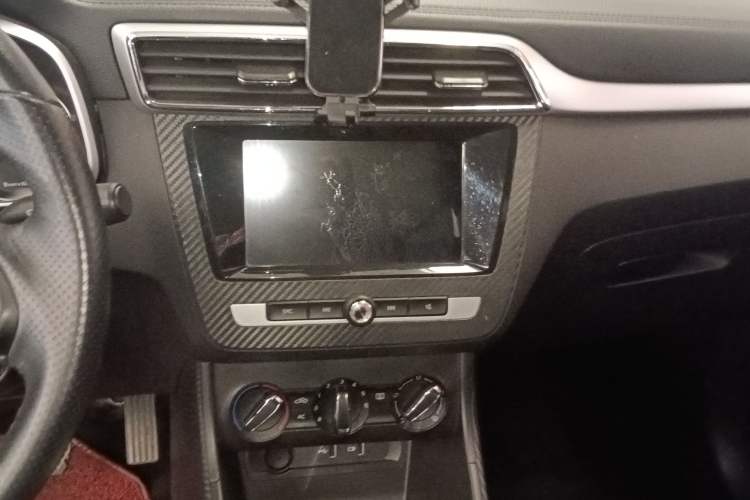 Used MG ZS 2018 1.5L Manual 65-inch Giant-Screen Sunroof Version China V Standard Audio And AC Panel