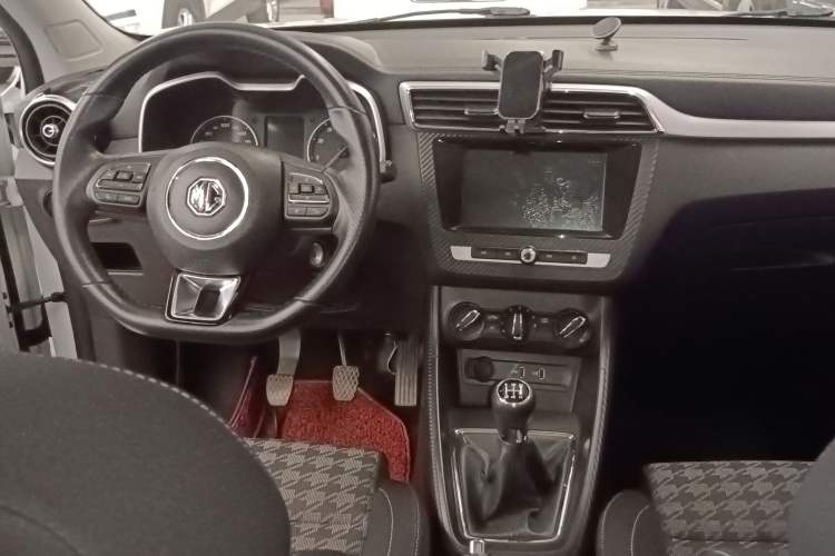 Used MG ZS 2018 1.5L Manual 65-inch Giant-Screen Sunroof Version China V Standard Interior 2