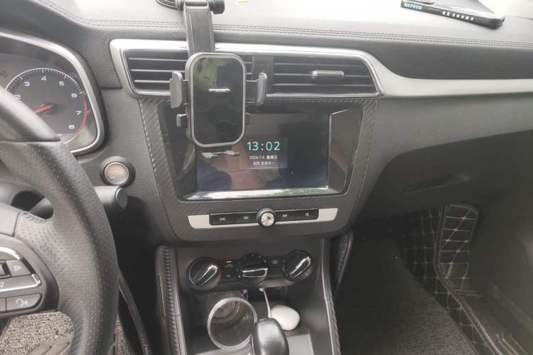 Used MG ZS 2019 1.5L Automatic Global Luxury Edition China VI Standard Audio And AC Panel