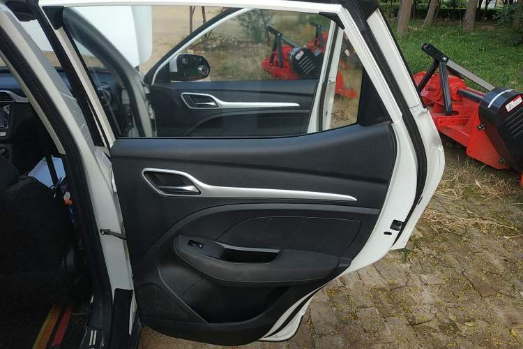 Used MG ZS 2019 1.5L Manual 65-inch Giant-Sized Sunroof Global Edition China VI Standard Interior 3