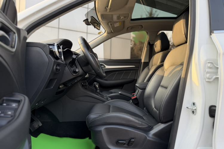 Used MG ZS 2019 1.5L Automatic Global Luxury Edition China VI Standard Interior 3