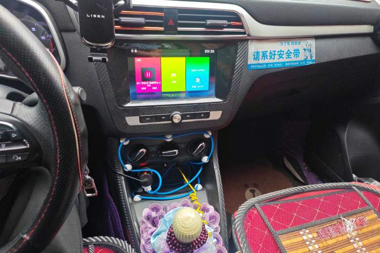 Used MG ZS 2020 Global Bestseller with 1.5L Engine Manual Transmission and a Massive 65-Inch Panoramic Sunroof Version Audio And AC Panel