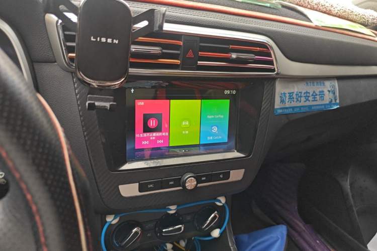 Used MG ZS 2020 Global Bestseller with 1.5L Engine Manual Transmission and a Massive 65-Inch Panoramic Sunroof Version Audio And AC Panel
