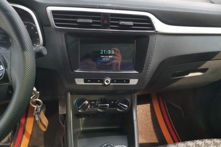 Used MG ZS 2020 Global Bestseller with 1.5L Engine Manual Transmission and a Massive 65-Inch Panoramic Sunroof Version Audio And AC Panel