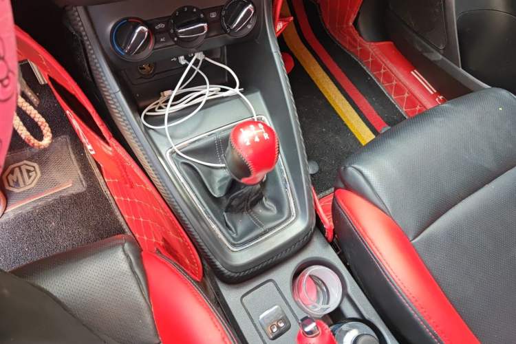 Used MG ZS 2020 Global Bestseller with 1.5L Engine Manual Transmission and a Massive 65-Inch Panoramic Sunroof Version Gear Lever