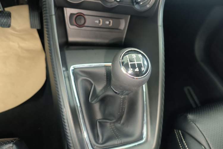 Used MG ZS 2020 Global Bestseller with 1.5L Engine Manual Transmission and a Massive 65-Inch Panoramic Sunroof Version Gear Lever