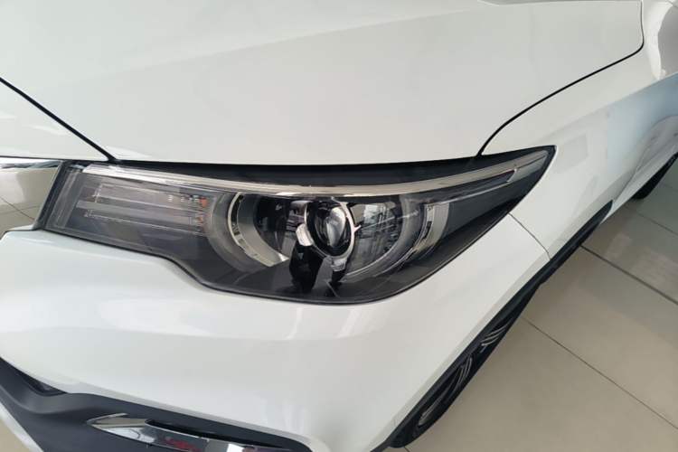 Used MG ZS 2020 Global Bestseller with 1.5L Engine Manual Transmission and a Massive 65-Inch Panoramic Sunroof Version Left Front Headlight