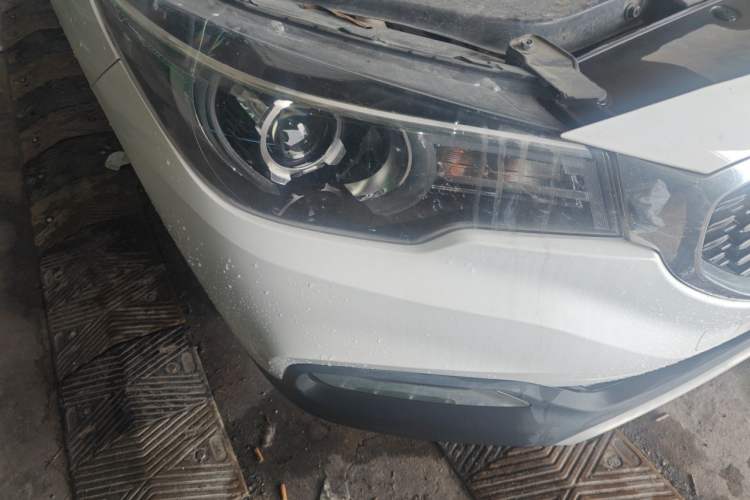 Used MG ZS 2020 Global Bestseller with 1.5L Engine Manual Transmission and a Massive 65-Inch Panoramic Sunroof Version Right Front Headlight