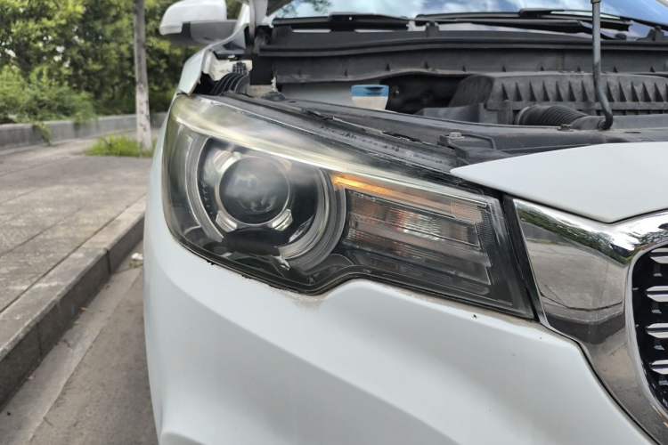 Used MG ZS 2020 Global Bestseller with 1.5L Engine Manual Transmission and a Massive 65-Inch Panoramic Sunroof Version Right Front Headlight