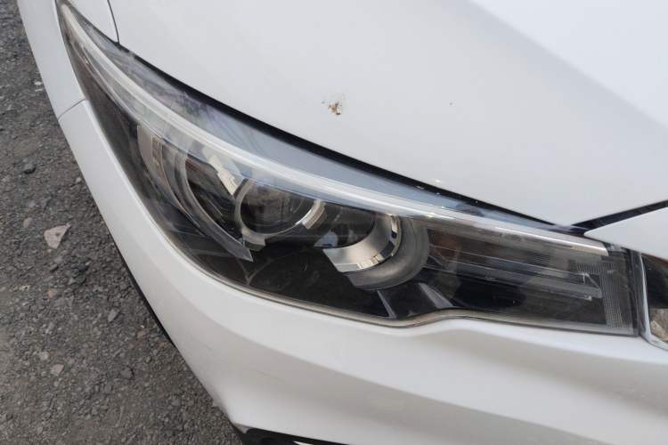 Used MG ZS 2020 Global Bestseller with 1.5L Engine Manual Transmission and a Massive 65-Inch Panoramic Sunroof Version Right Front Headlight