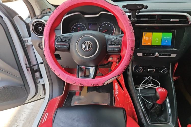 Used MG ZS 2020 Global Bestseller with 1.5L Engine Manual Transmission and a Massive 65-Inch Panoramic Sunroof Version Steering Wheel