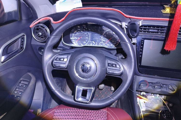 Used MG ZS 2020 Global Bestseller with 1.5L Engine Manual Transmission and a Massive 65-Inch Panoramic Sunroof Version Steering Wheel