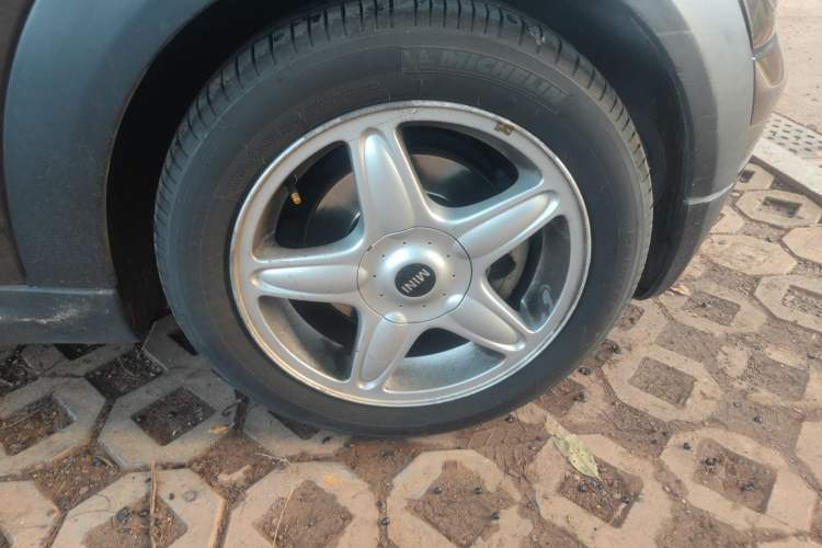 Used MINI Clubman 2007 1.6L COOPER Fun Right Front Wheel Hub