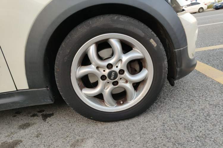 Used MINI Clubman 2011 1.6L COOPER Fun Right Front Wheel Hub