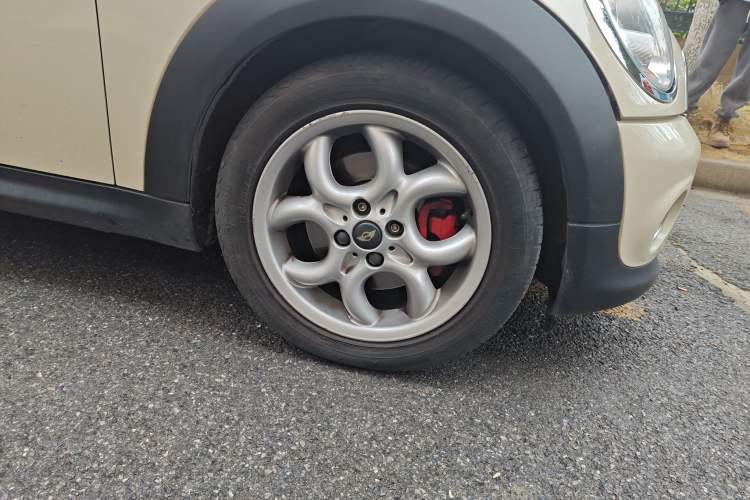 Used MINI Clubman 2011 1.6L COOPER Fun Right Front Wheel Hub