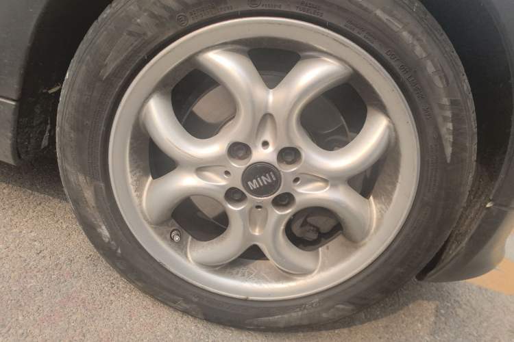 Used MINI Clubman 2011 1.6L COOPER Fun Right Front Wheel Hub