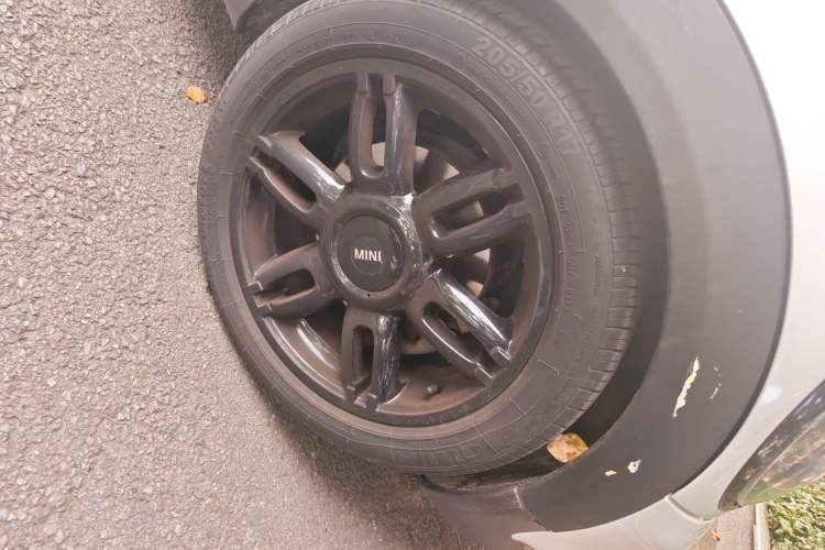 Used MINI Clubman 2011 1.6L COOPER Hampton Right Front Wheel Hub