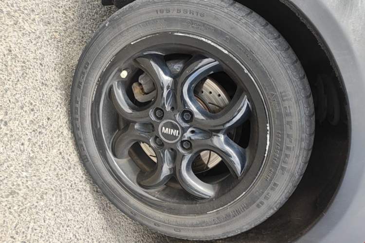 Used MINI Clubman 2011 1.6L COOPER Fun Left Front Wheel Hub