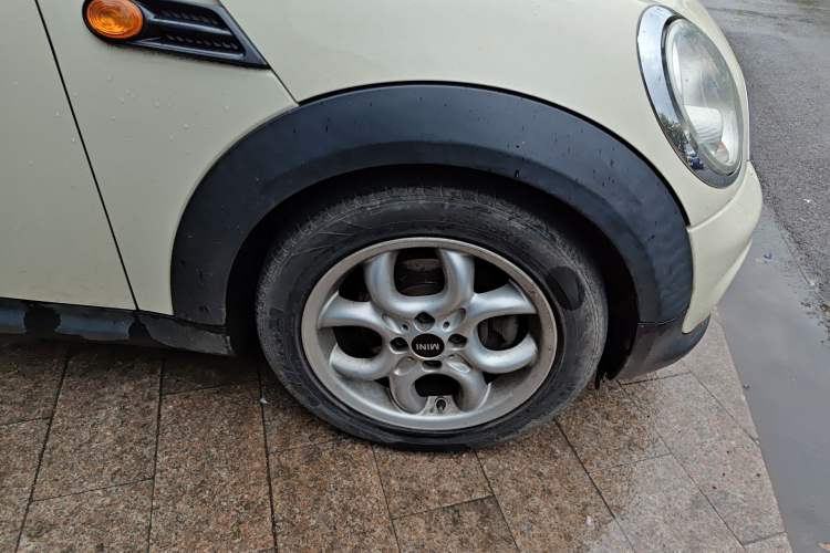 Used MINI Clubman 2011 1.6L COOPER Fun Right Front Wheel Hub