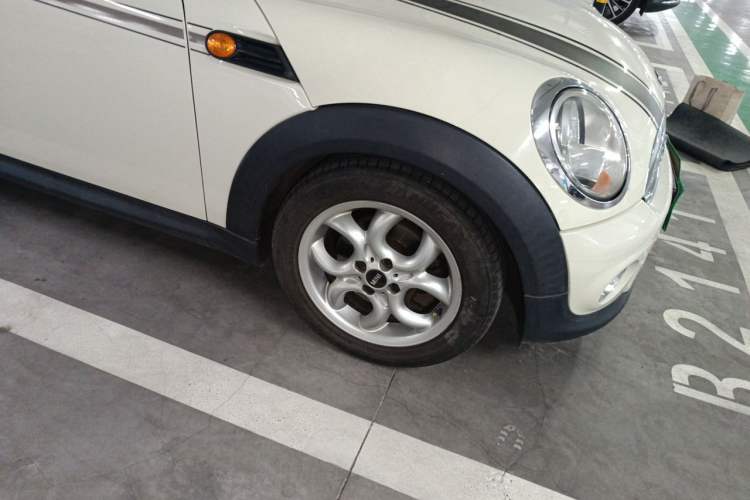 Used MINI Clubman 2013 1.6L COOPER Bond Street Right Front Wheel Hub