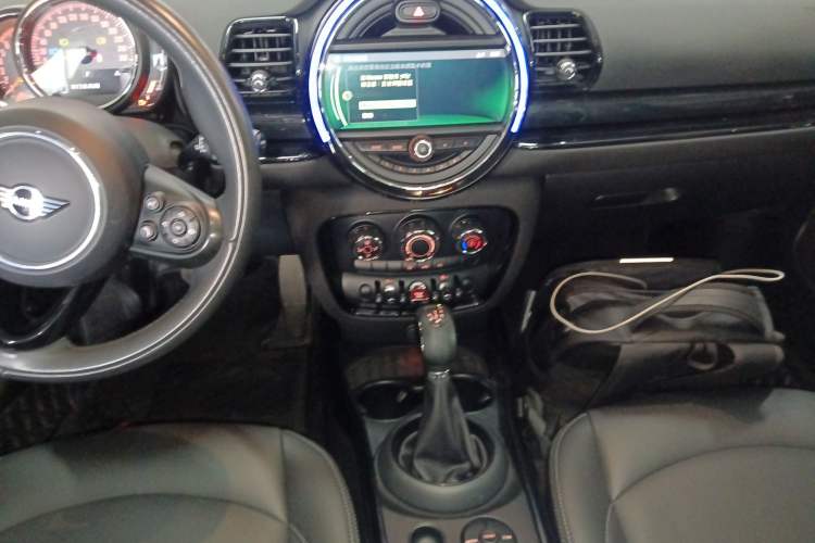 Used MINI Clubman 2016 1.5T ONE Internet Limited Edition Audio And AC Panel