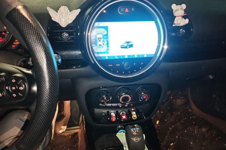 Used MINI Clubman 2016 1.5T ONE Internet Limited Edition Audio And AC Panel