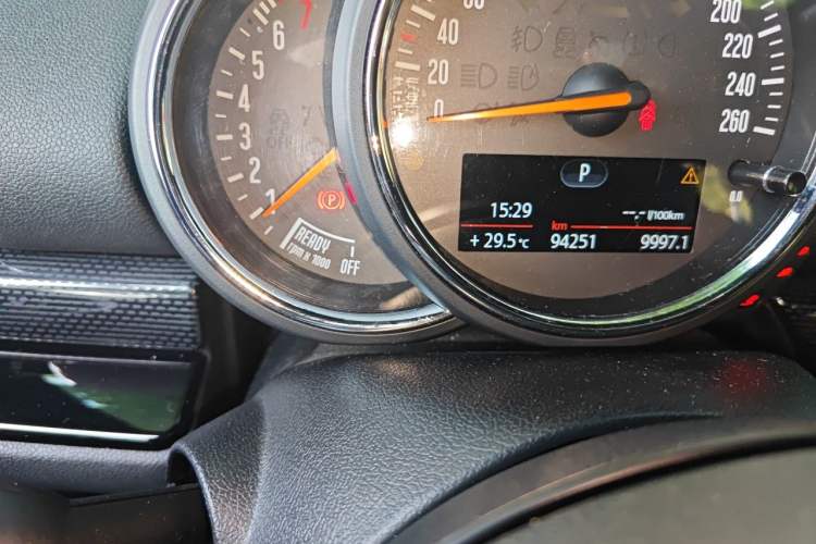 Used MINI Clubman 2016 Updated 1.5T COOPER Geek Edition Odometer Close Up