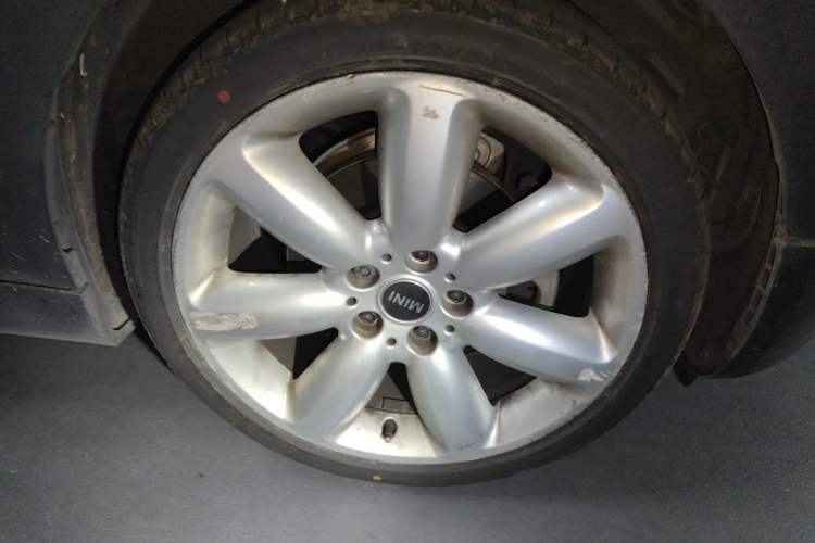 Used MINI Clubman 2016 Revised Version 1.5T COOPER Connoisseur Edition Right Front Wheel Hub