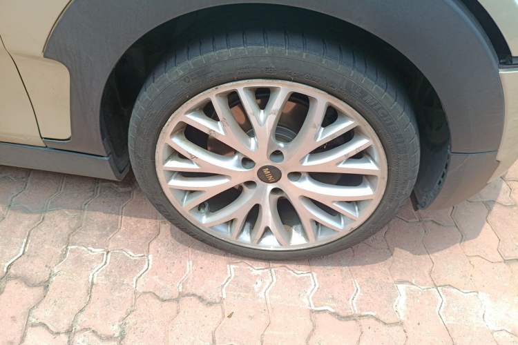 Used MINI Clubman 2016 Revised Version 2.0T COOPER S Connoisseur Edition Right Front Wheel Hub
