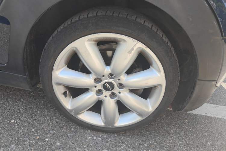 Used MINI Clubman 2016 Revised Version 1.5T COOPER Connoisseur Edition Right Front Wheel Hub