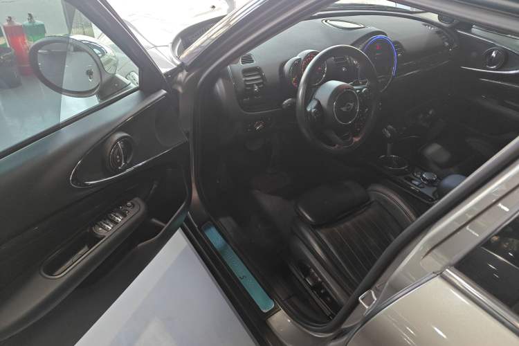 Used MINI Clubman 2016 Revised Version 2.0T COOPER S Connoisseur Edition Interior 3