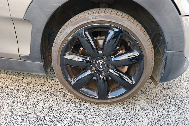 Used MINI Clubman 2016 Revised Version 1.5T COOPER Connoisseur Edition Right Front Wheel Hub