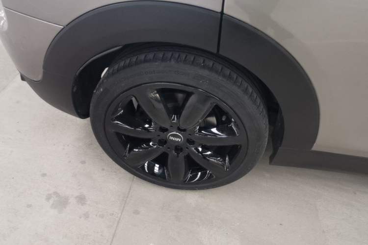 Used MINI Clubman 2016 Revised Version 1.5T COOPER Connoisseur Edition Right Rear Wheel Hub