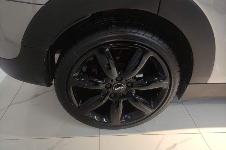 Used MINI Clubman 2016 Revised Version 1.5T COOPER Connoisseur Edition Right Rear Wheel Hub