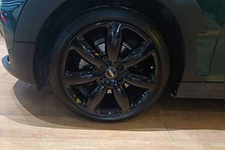 Used MINI Clubman 2016 Revised Version 1.5T COOPER Connoisseur Edition Left Front Wheel Hub