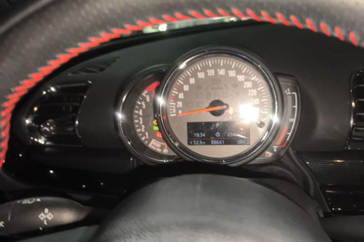 Used MINI Clubman 2016 Revised Version 1.5T COOPER Connoisseur Edition Odometer Close Up