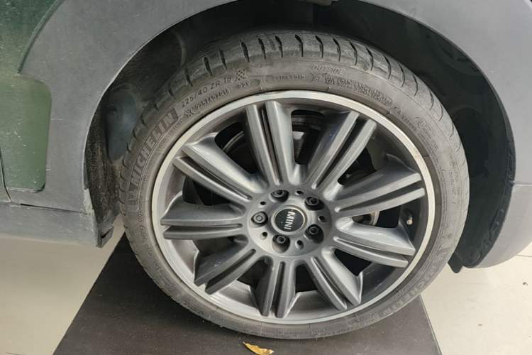 Used MINI Clubman 2016 Revised Version 2.0T COOPER S Connoisseur Edition Right Front Wheel Hub
