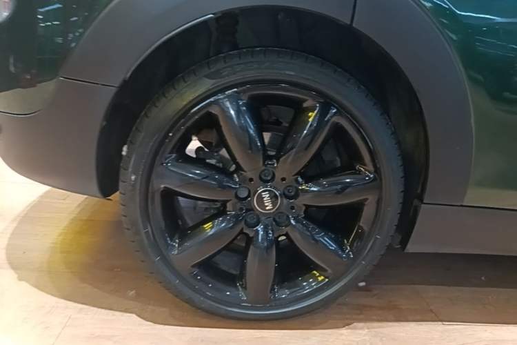 Used MINI Clubman 2016 Revised Version 1.5T COOPER Connoisseur Edition Right Rear Wheel Hub