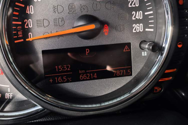 Used MINI Clubman 2016 Updated 1.5T COOPER Geek Edition Odometer Close Up