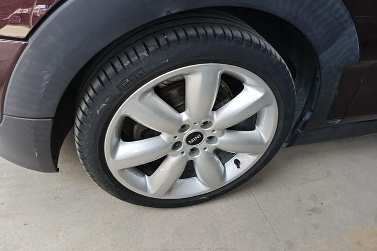 Used MINI Clubman 2016 Revised Version 1.5T COOPER Connoisseur Edition Left Front Wheel Hub